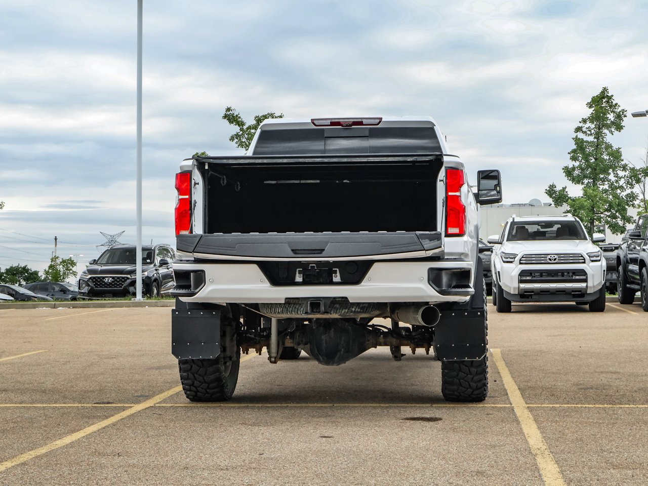2024 Chevrolet Silverado 3500HD 4WD Crew Cab 159 High Country White Sherwood Park - photo #8