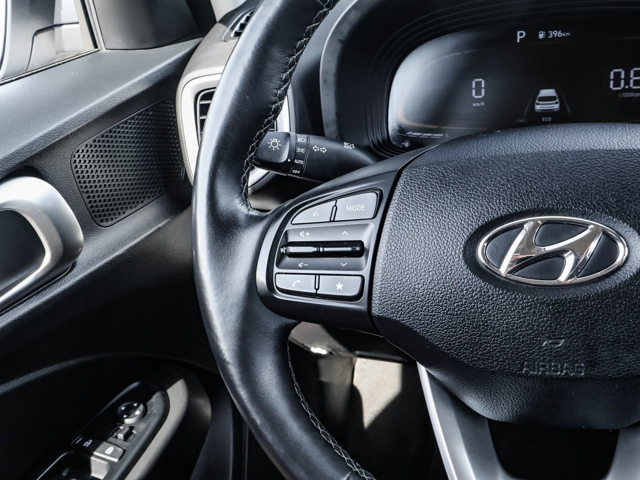2025 Hyundai Venue Preferred IVT White Sherwood Park - photo #19