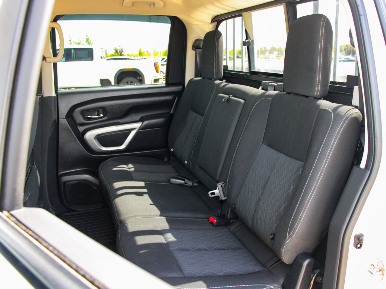 2017 Nissan Titan 4WD Crew Cab SV White Sherwood Park - photo #27