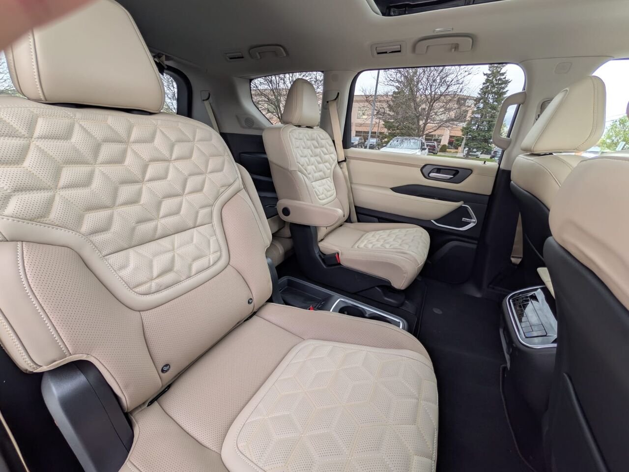 NISSAN Armada ARMADA PLATINE R SERVE SI GES CAPITAINE 2026 Blanc Everest nacré triple couche Châteauguay - photo #6