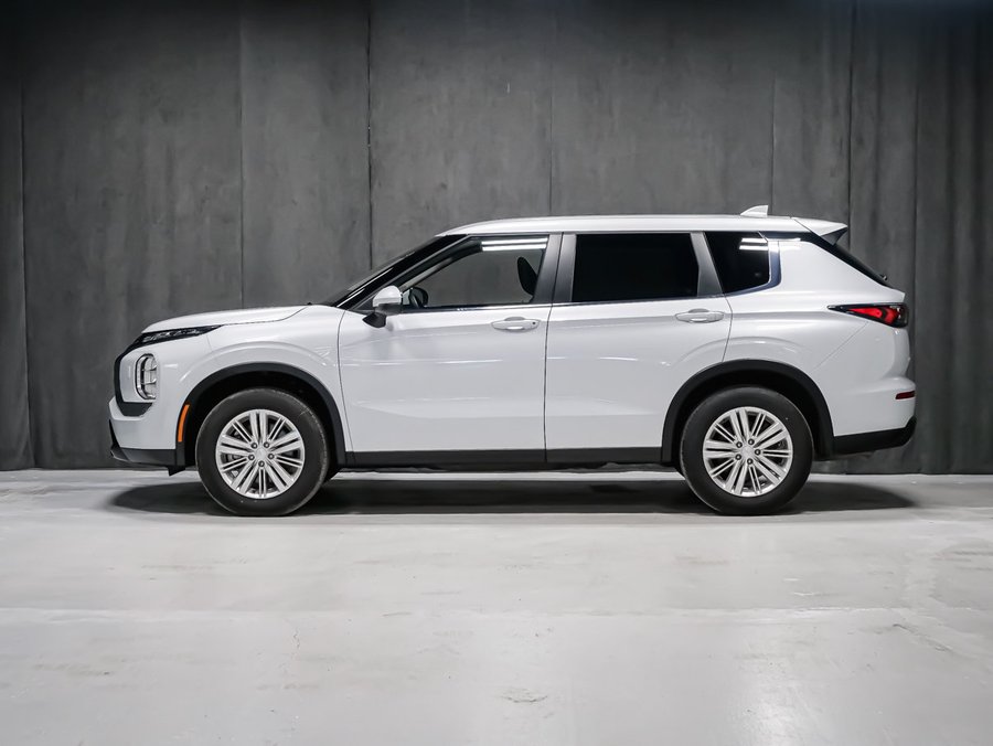 2025 Mitsubishi Outlander ES White