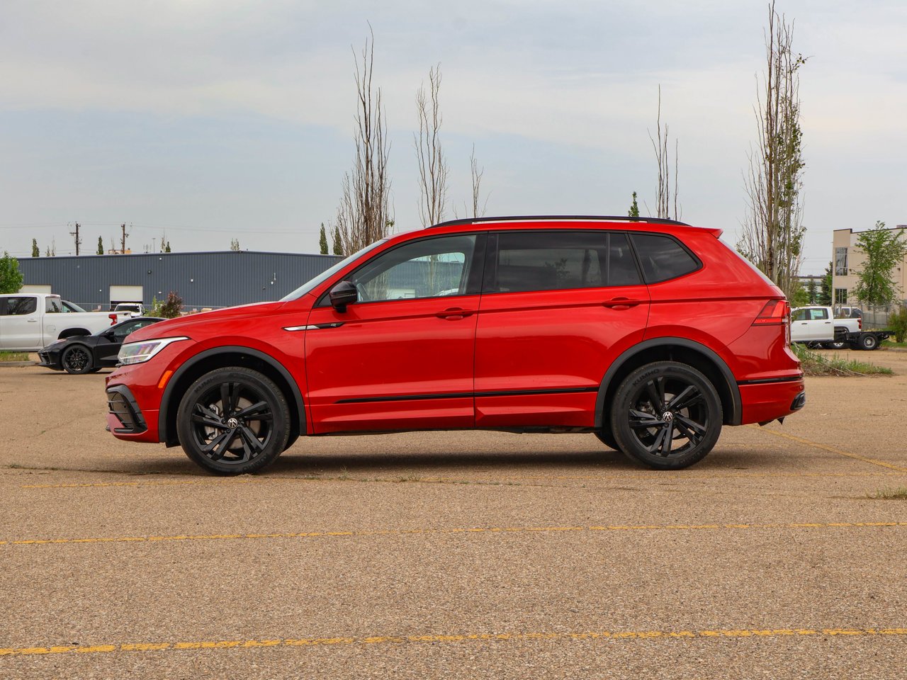 2024 Volkswagen Tiguan Comfortline R-Line Black Edition 4MOTION Red Sherwood Park - photo #4