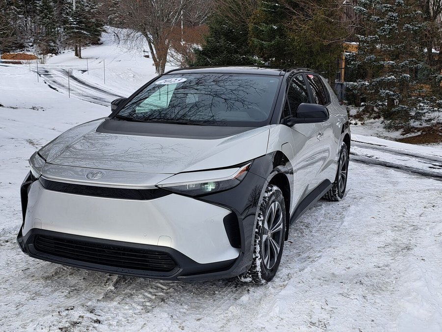 2023 Toyota bZ4X 2023 Elemental Silver with Black Roof