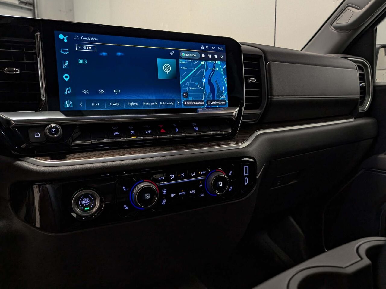 CHEVROLET Silverado 1500 RST 4WD Crew Cab Moteur V8 5.3L 6 Places 2022 Noir Sherbrooke - photo #9