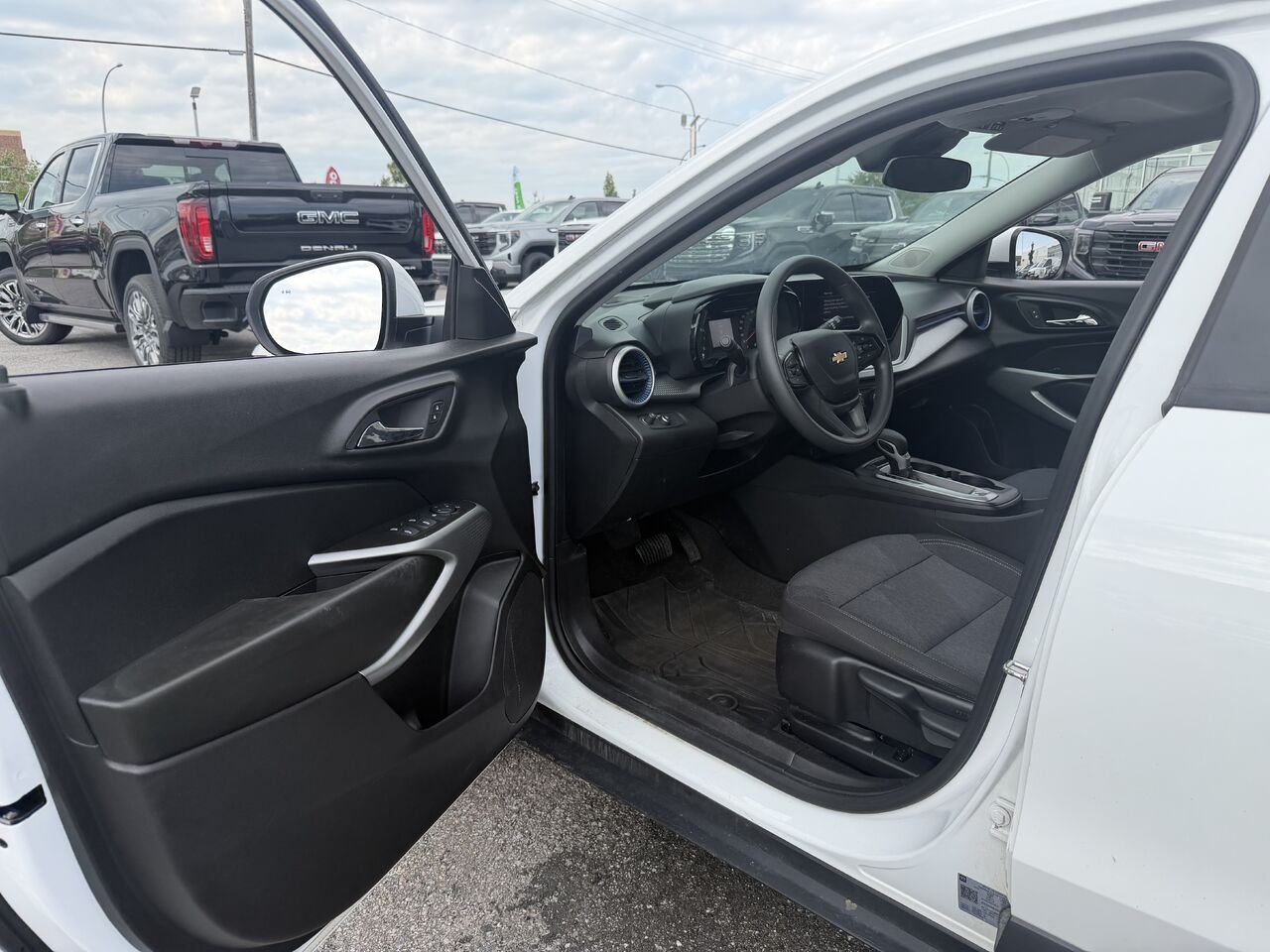 2024 CHEVROLET TRAX LS Traction avant 4 portes LS White Gatineau - photo #1