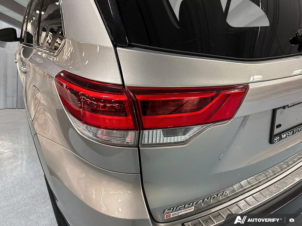 2018 Toyota Highlander 2501260A | SE Silver Edmonton - photo #9