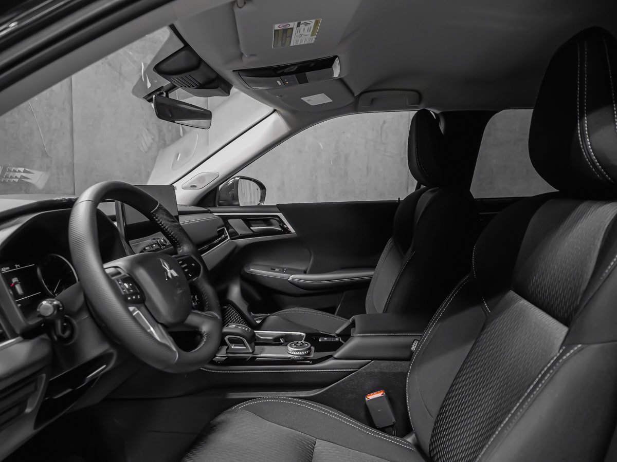2026 Mitsubishi Outlander ES Graphite Grey Montreal - photo #19