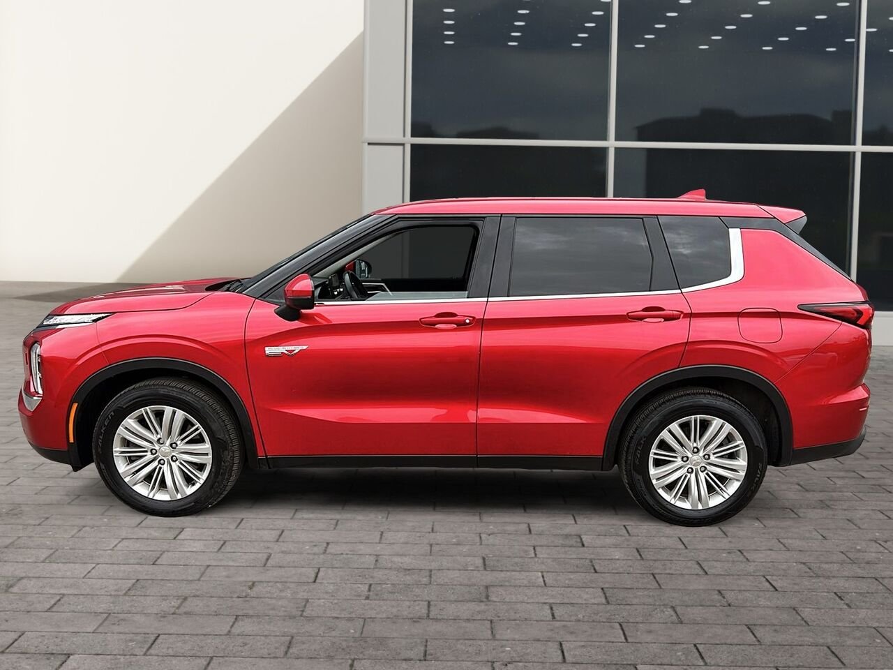 2024 Mitsubishi Outlander Plug-In Hybrid Red Québec - photo #4