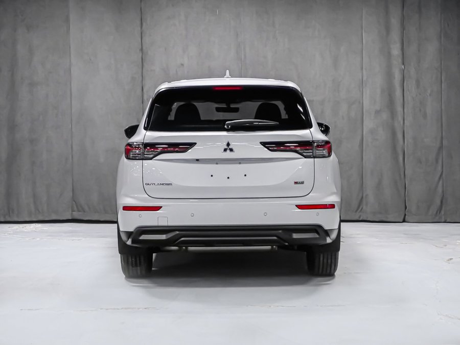 2026 Mitsubishi Outlander ES White Diamond