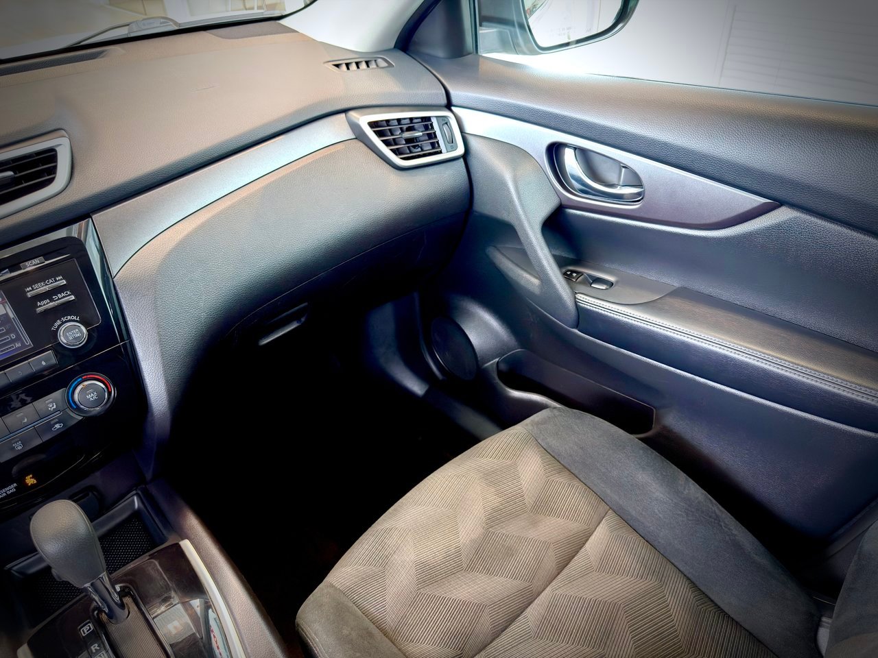 2016 Nissan Rogue White Notre-Dame-des-Prairies - photo #23