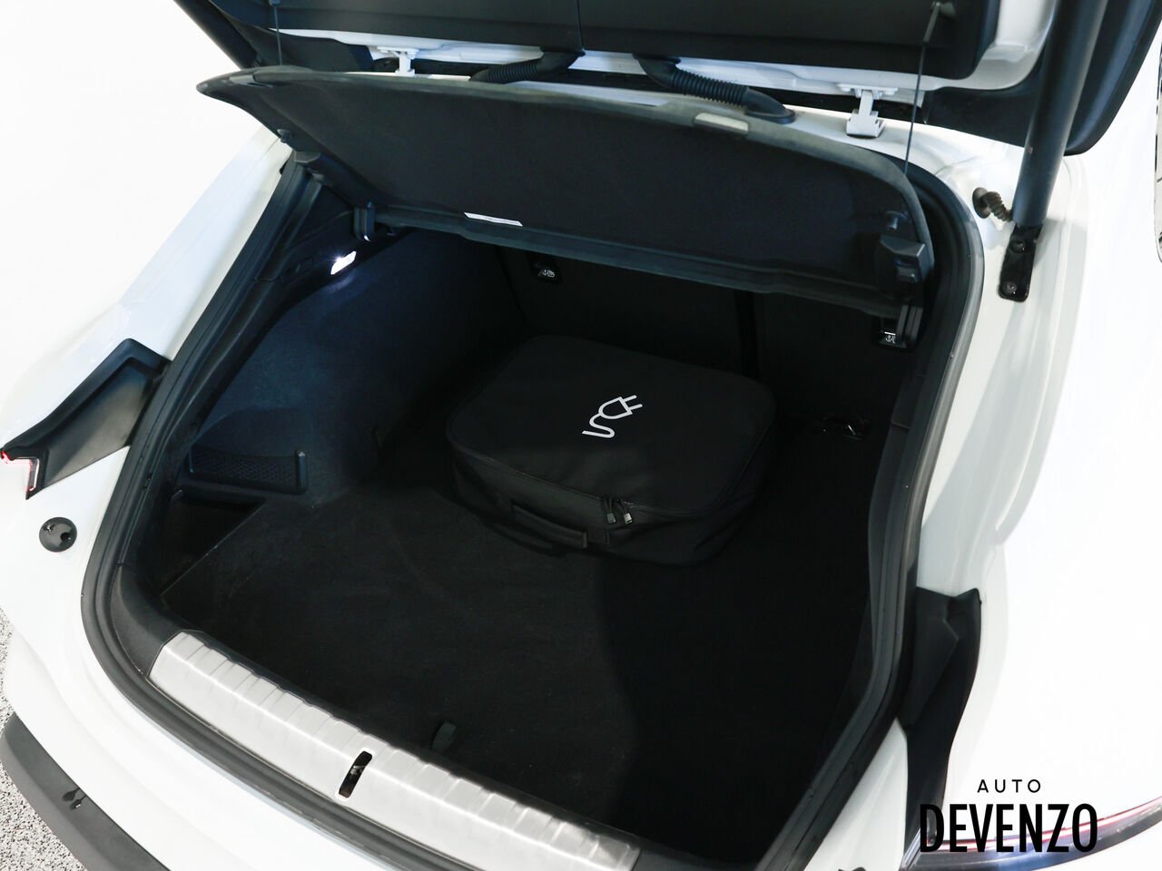 2023 Porsche Taycan White Saint-Eustache - photo #20