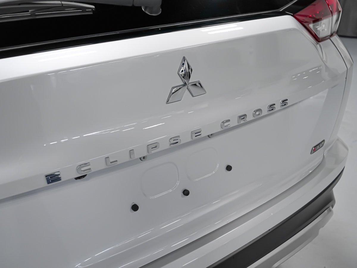 2026 Mitsubishi Eclipse Cross SE White Diamond Montreal - photo #9