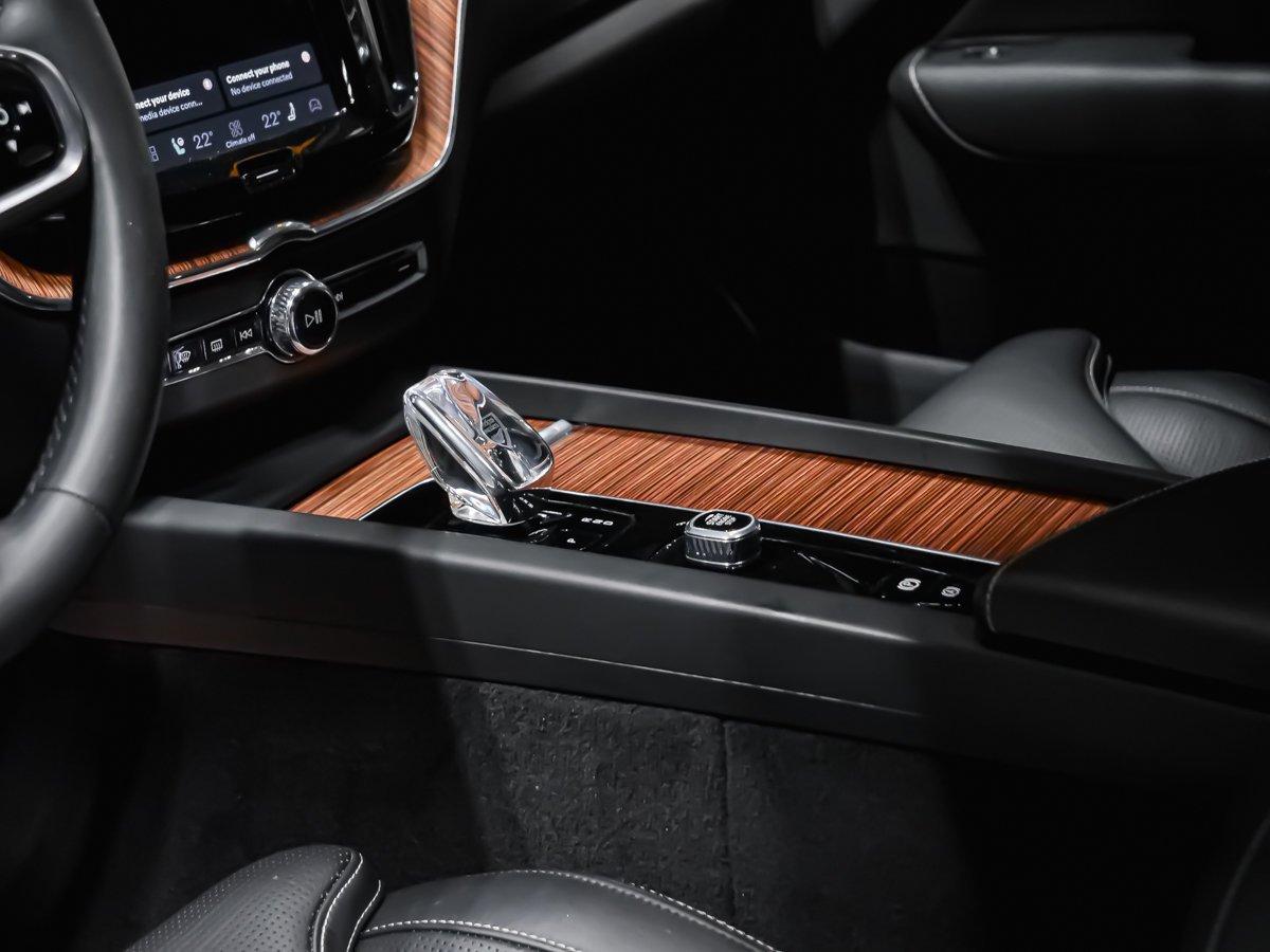 2023 Volvo XC60 Ultimate Dark Theme Purple Montreal - photo #6