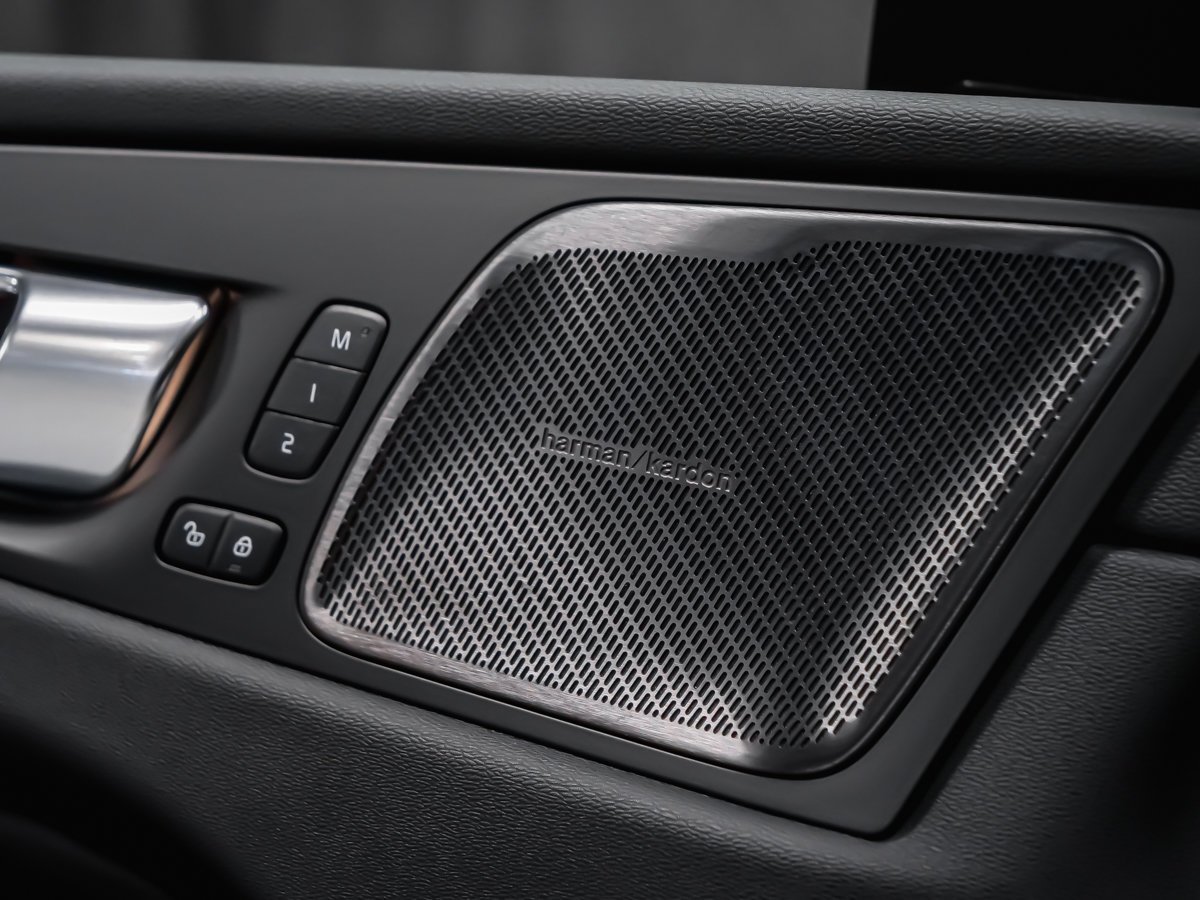 2025 Volvo XC60 Plug-In Hybrid T8 PLUS DARK CLIMATE HARMAN KARDON Black Montreal - photo #10