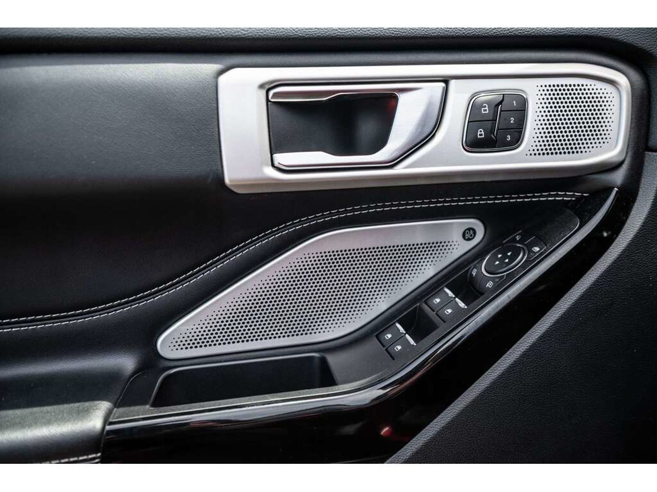 2022 Ford Explorer Red Sainte-Julienne - photo #16