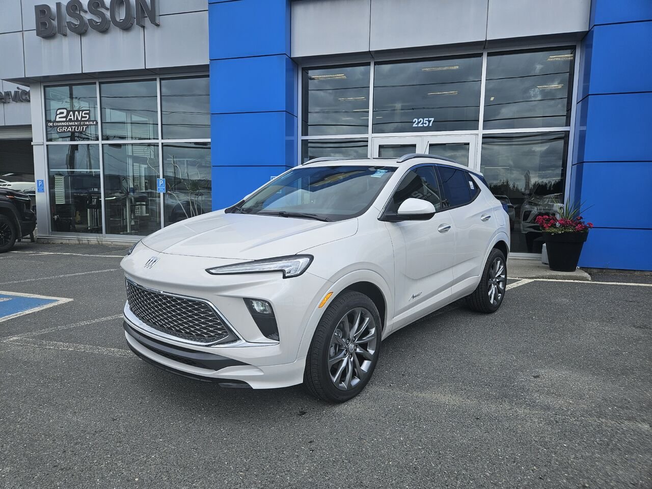 Buick Encore GX Avenir 4 portes TI 2026 Blanc givré, triple couche Thetford Mines - photo #0