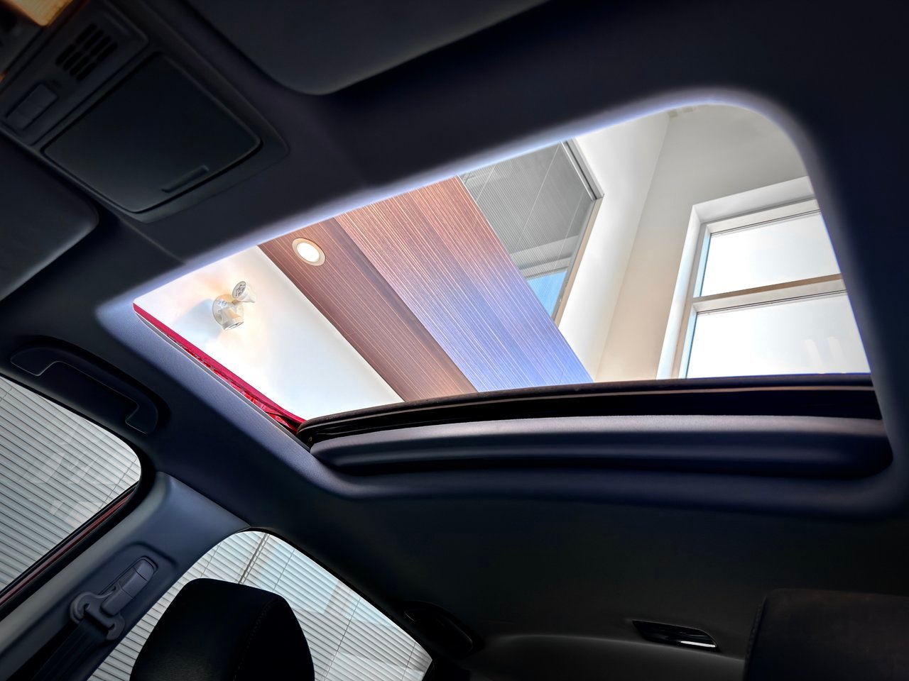 2017 Honda CR-V Red Notre-Dame-des-Prairies - photo #14