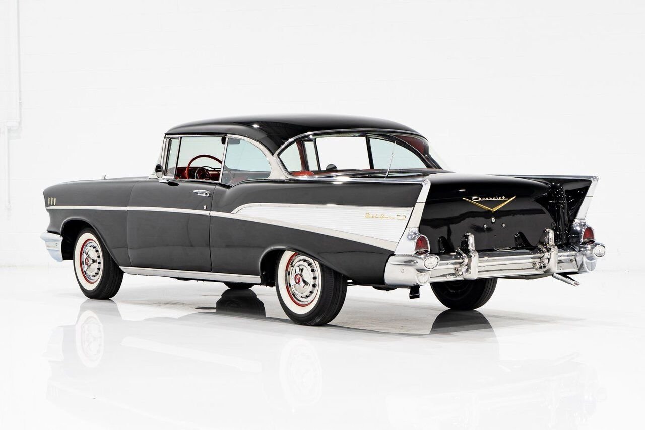 Chevrolet Bel Air Beautifully presented. Restored in desirable color combo | PRIX EN USD 1957 Noir Montréal - photo #31