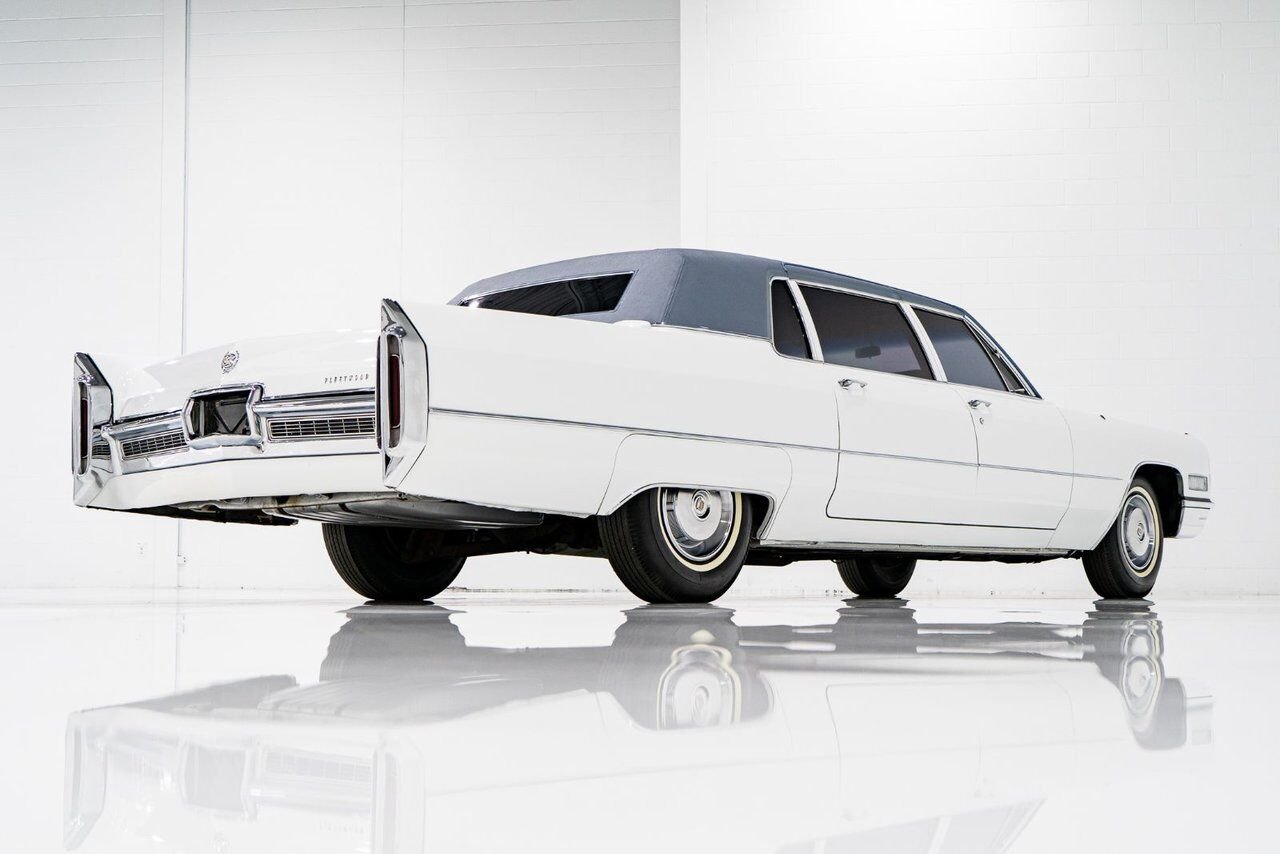 Cadillac Fleetwood **PRICE IN USD** Factory Limo dual AC with only 18,892 miles 1966 Blanc Montréal - photo #46