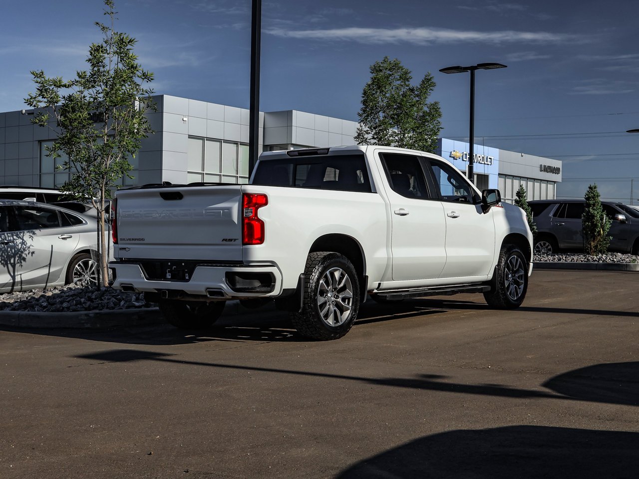 2024 Chevrolet Silverado 1500 4WD Crew Cab 147 RST White Sherwood Park - photo #7