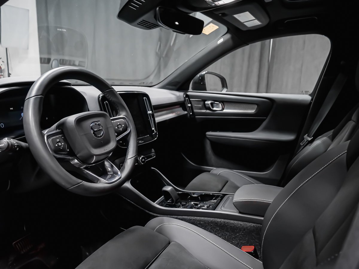 Volvo XC40 B5 PLUS DARK HARMAN KARDON 2023 Noir Montréal - photo #1