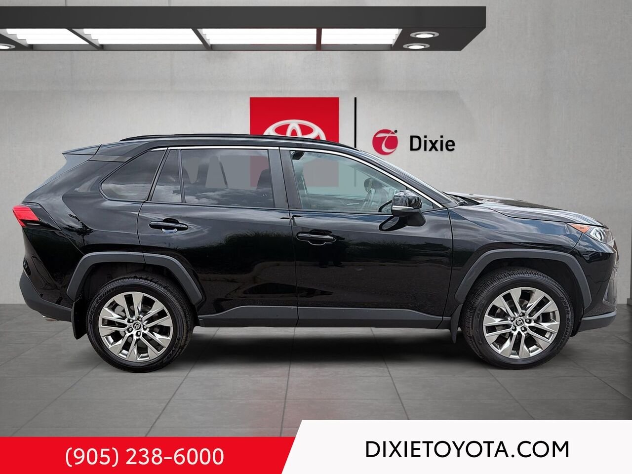 2021 Toyota RAV4 XLE PREMIUM AWD / HEATED SEATS / MOONROOF / LEATHER SURFACE / CARPLAY AND ANDROID AUTO Midnight Black Metallic Mississauga - photo #2