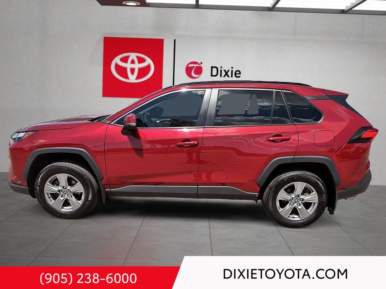 2024 Toyota RAV4 XLE AWD / CLEAN CARFAX / HEATED SEATS / MOONROOF / ALLOY WHEELS / CARPLAY AND ANDROID AUTO Red Mississauga - photo #5