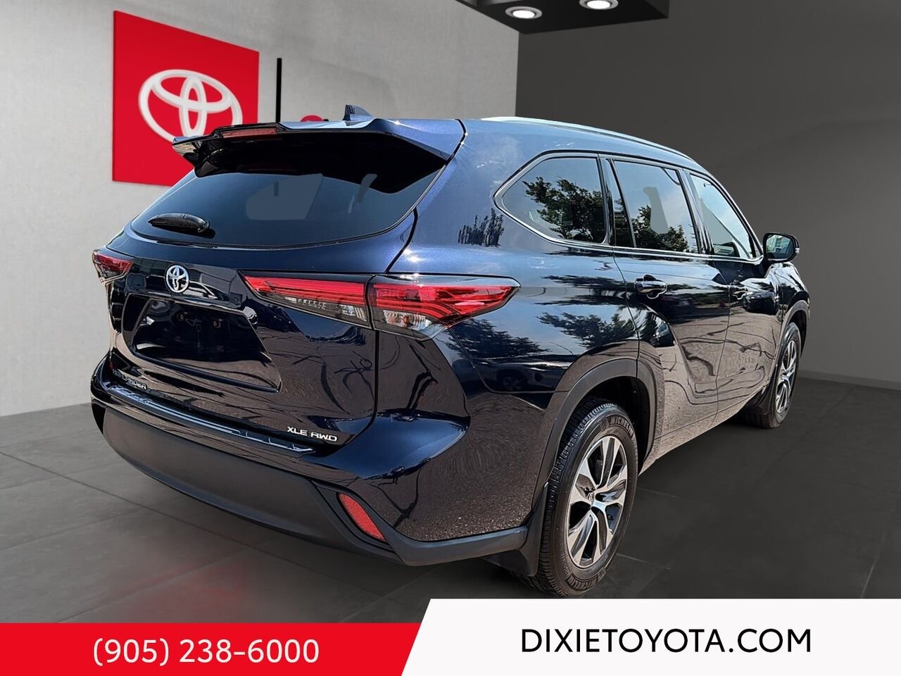 2020 Toyota Highlander XLE AWD / CLEAN CARFAX / HEATED SEATS / MOONROOF / ALLOY WHEELS / Mississauga - photo #3