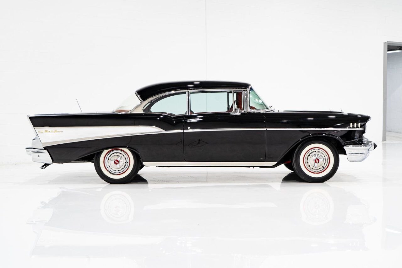 Chevrolet Bel Air Beautifully presented. Restored in desirable color combo | PRIX EN USD 1957 Noir Montréal - photo #38