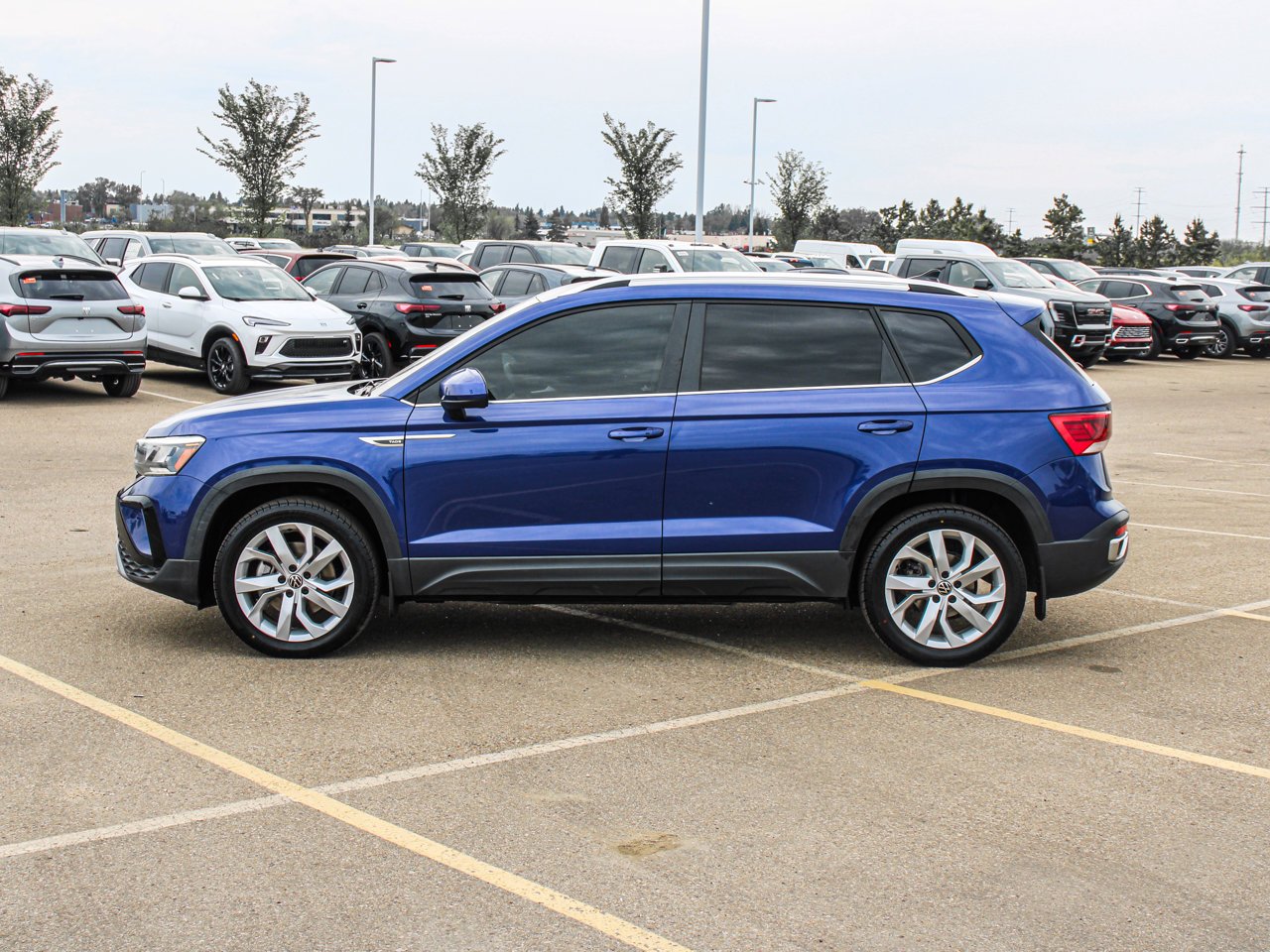 2022 Volkswagen Taos Comfortline 4MOTION Blue Sherwood Park - photo #4