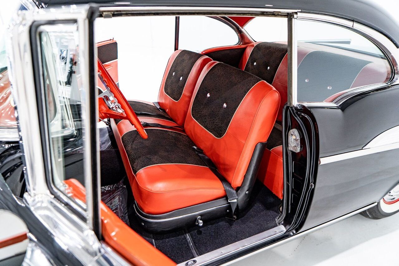 Chevrolet Bel Air Beautifully presented. Restored in desirable color combo | PRIX EN USD 1957 Noir Montréal - photo #13