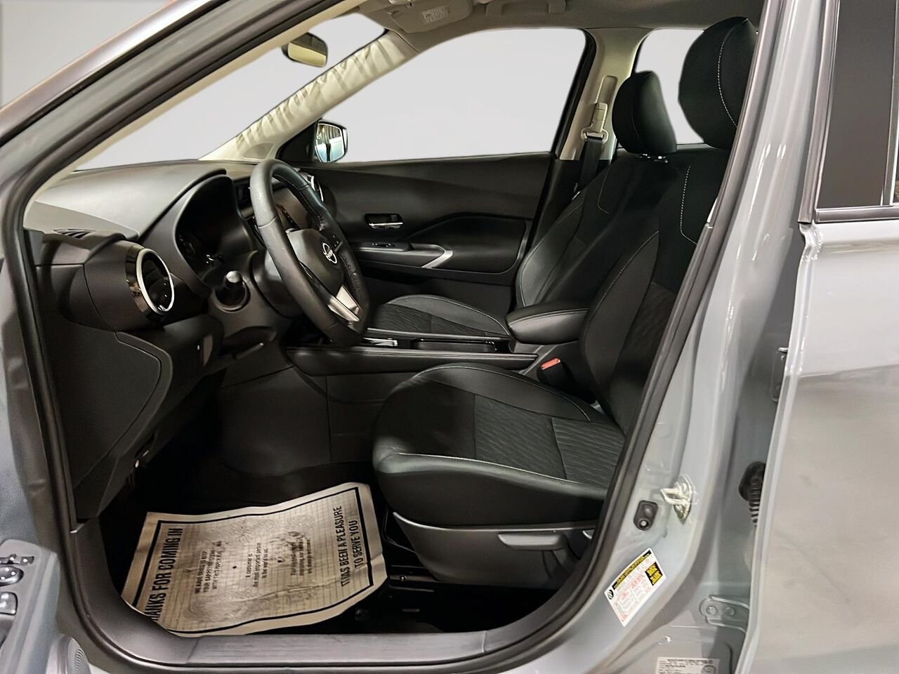 Nissan KICKS PLAY SV TA 2025 Gris Québec - photo #8