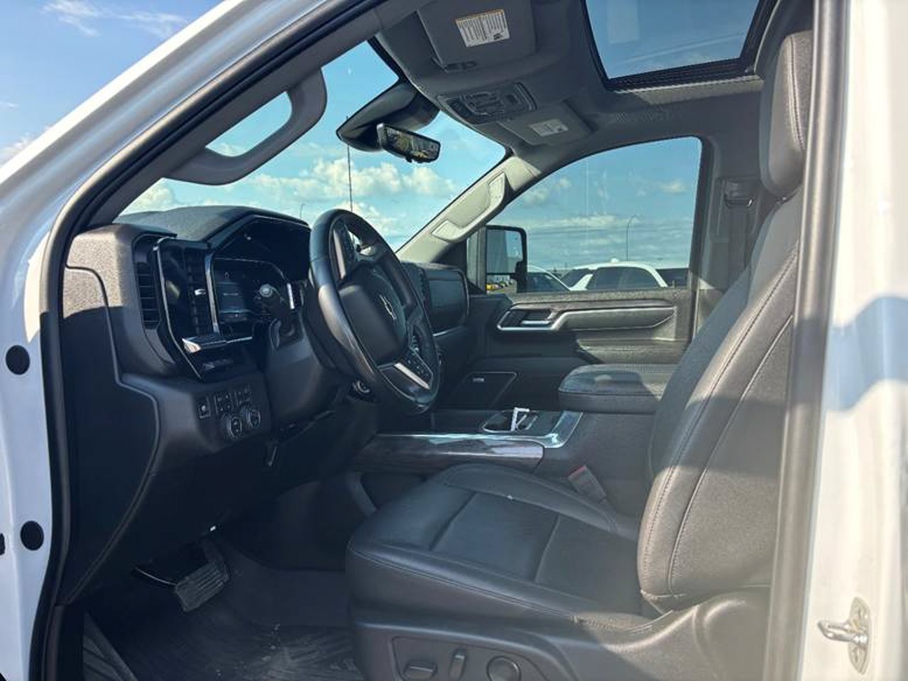 2025 Chevrolet Silverado 2500HD 4WD Crew Cab 159 LTZ White Sherwood Park - photo #5