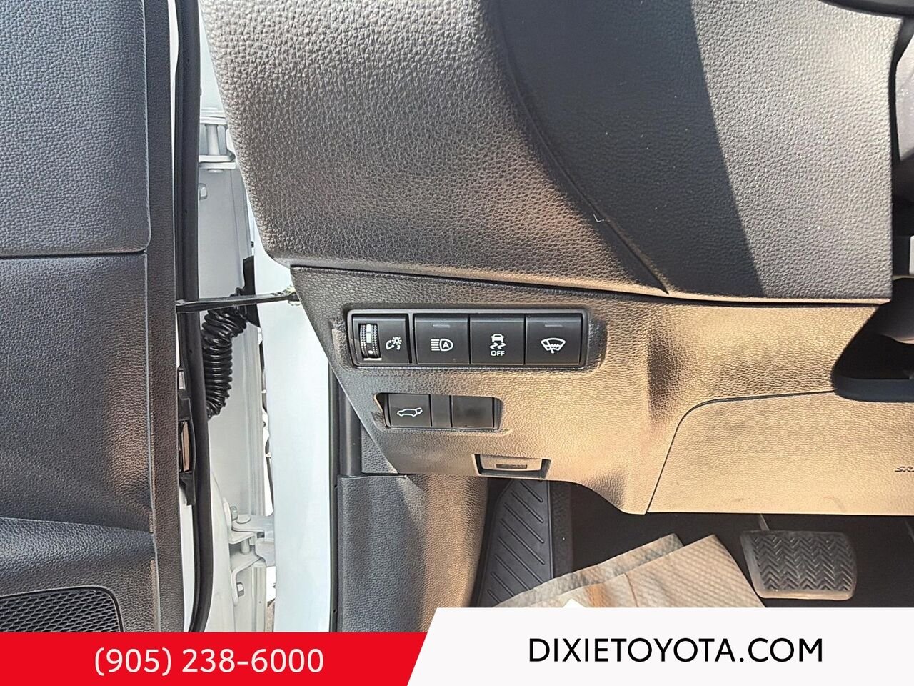 2026 Toyota Corolla Cross XLE AWD / CLEAN CARFAX / HEATED SEATS / MOONROOF / ALLOY WHEELS / CARPLAY AND ANDROID AUTO White Mississauga - photo #13