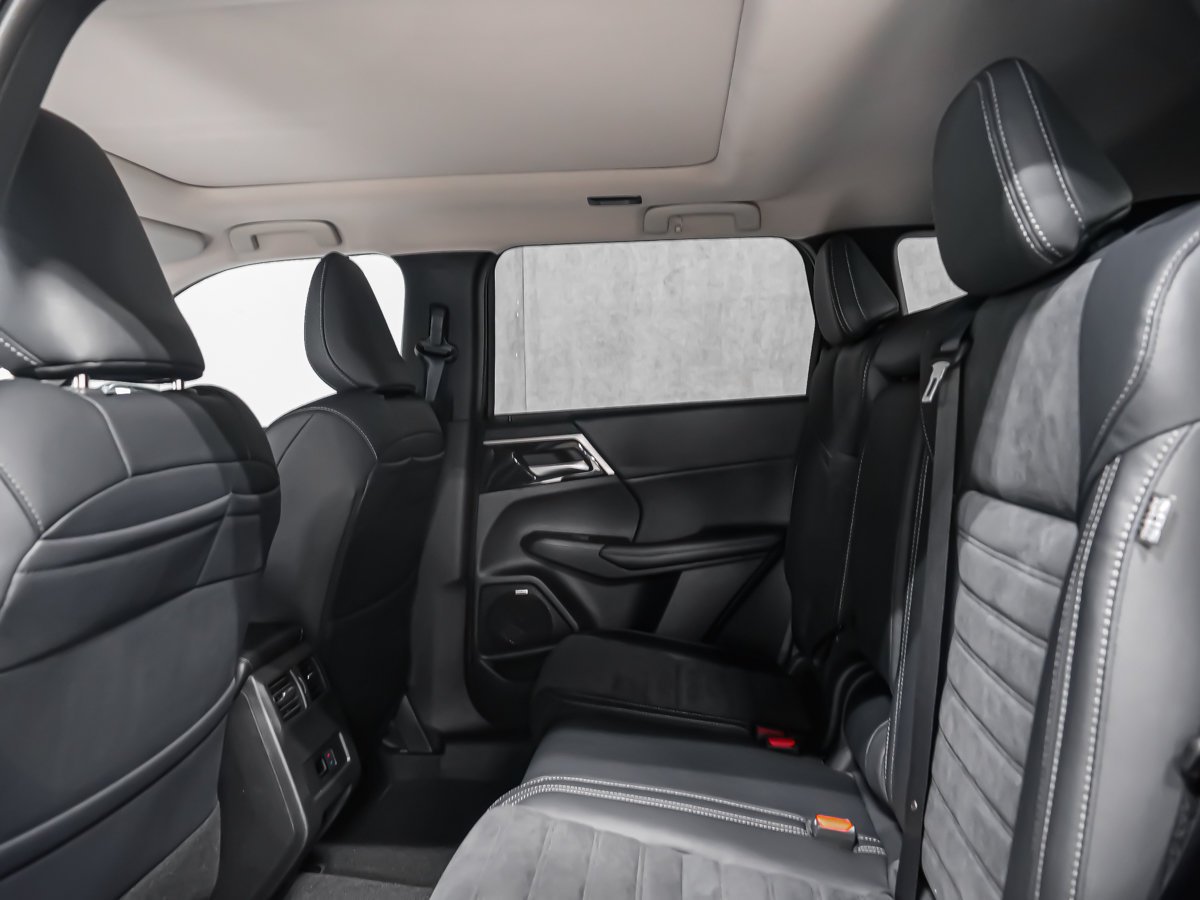 2026 Mitsubishi Outlander LE Black Diamond Montreal - photo #13