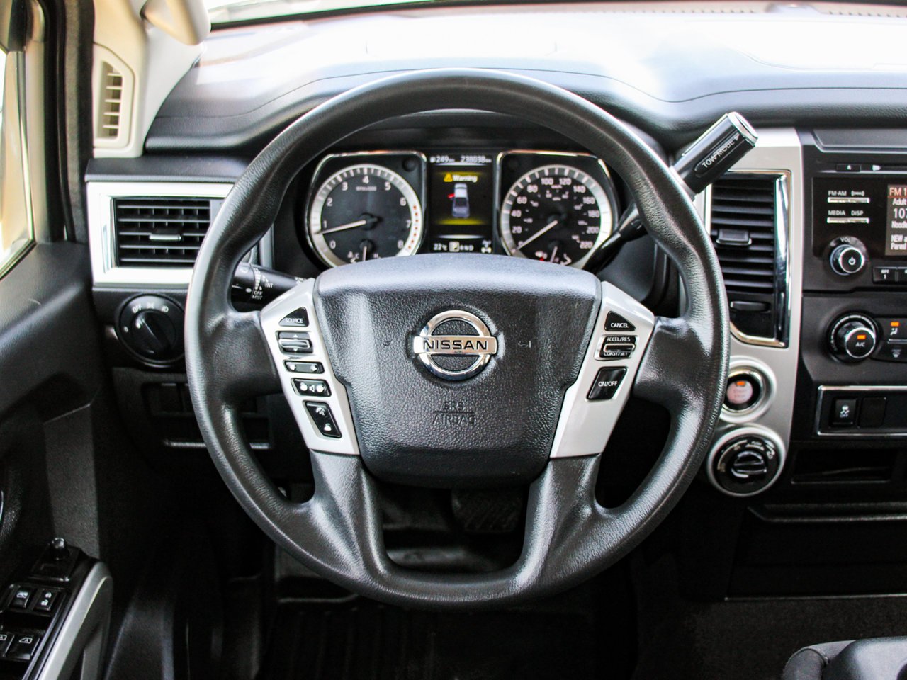 2017 Nissan Titan 4WD Crew Cab SV White Sherwood Park - photo #17