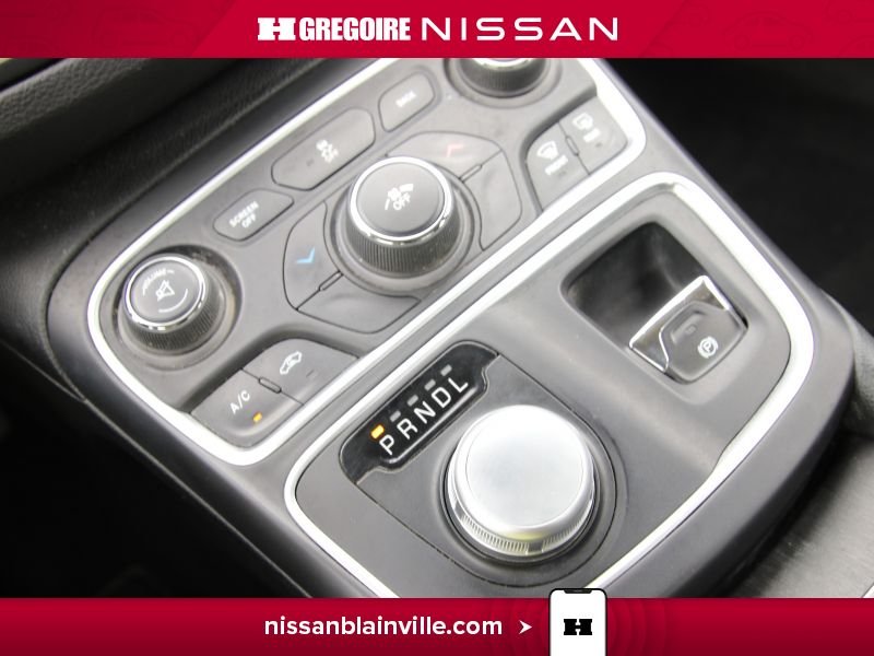 2015 Chrysler 200 White Laval - photo #17
