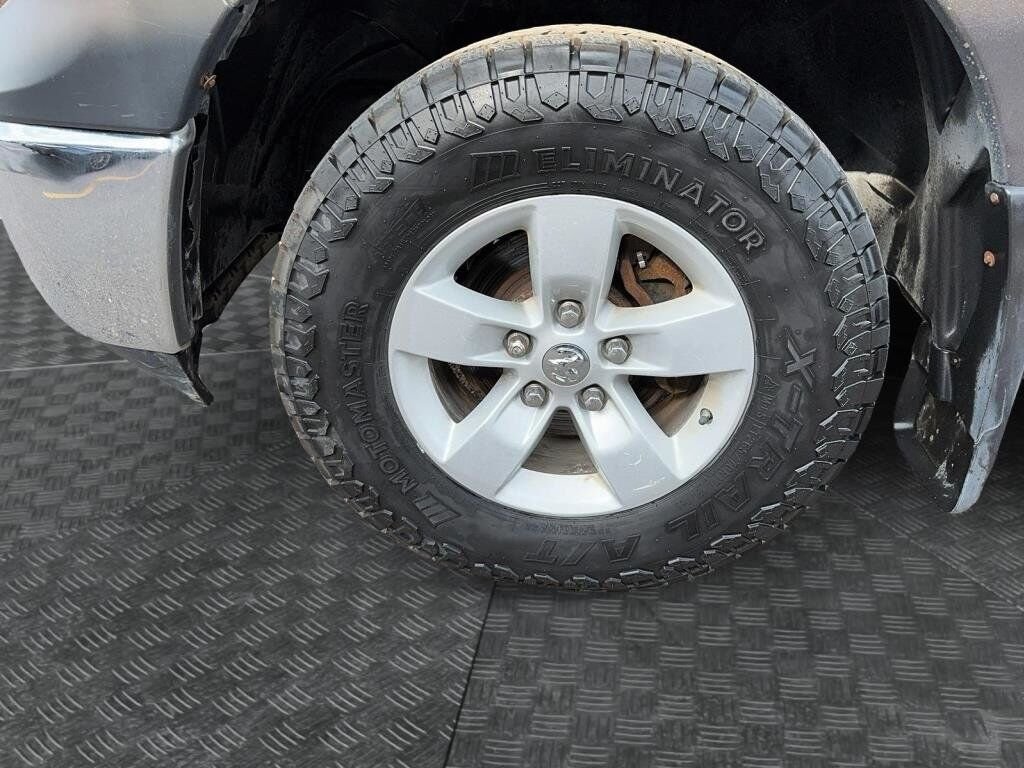 2017 Ram 1500 VIN 3C6RR7KT0HG649048 Grey Baie-Comeau - photo #6