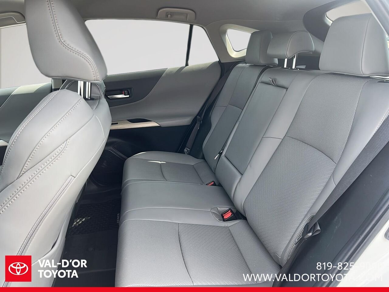 Toyota Venza XLE TI 2023 Frisson glacé nacré Val-d'Or - photo #8