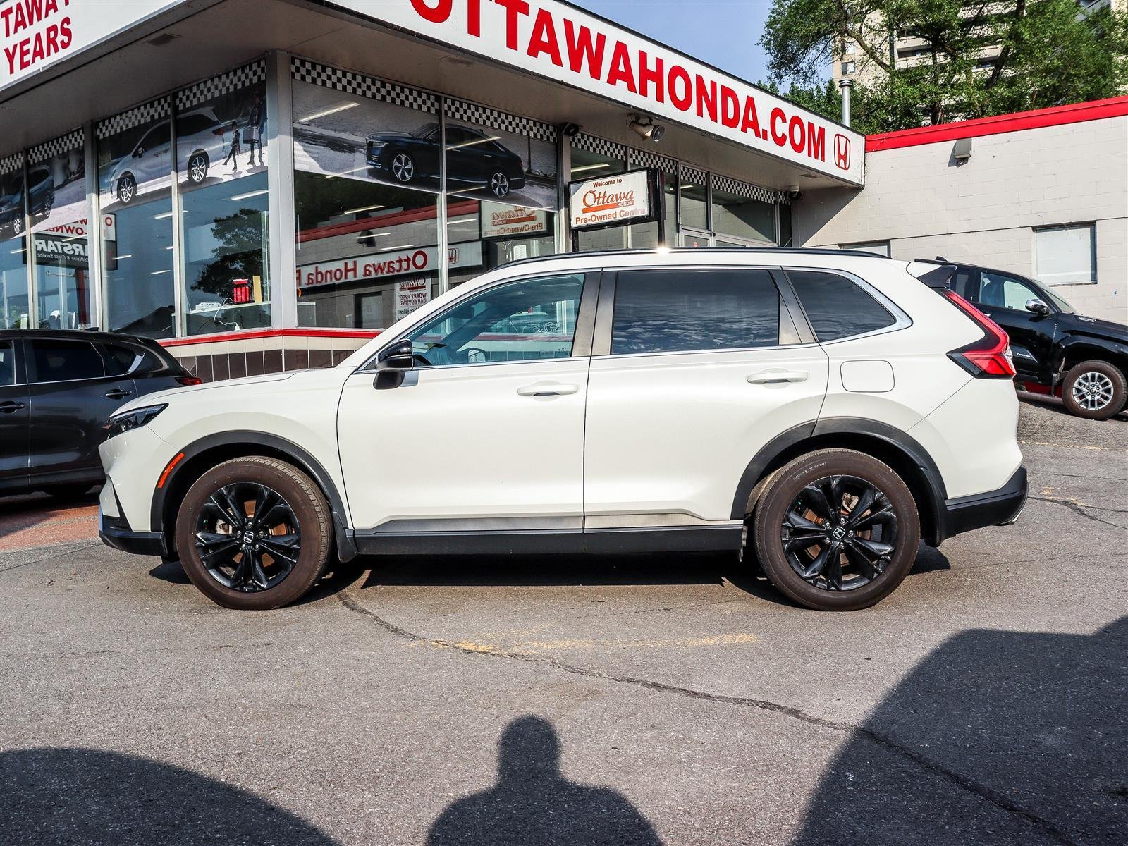 Honda CR-V hybride Touring 2023 White Ottawa & Gatineau - photo #4