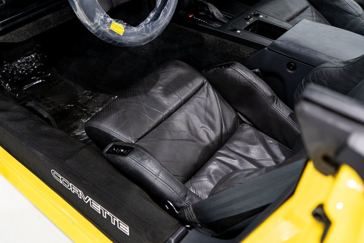 1986 Chevrolet Corvette Pace Car livery with only 17,380km (10,800miles) Yellow Montreal - photo #107