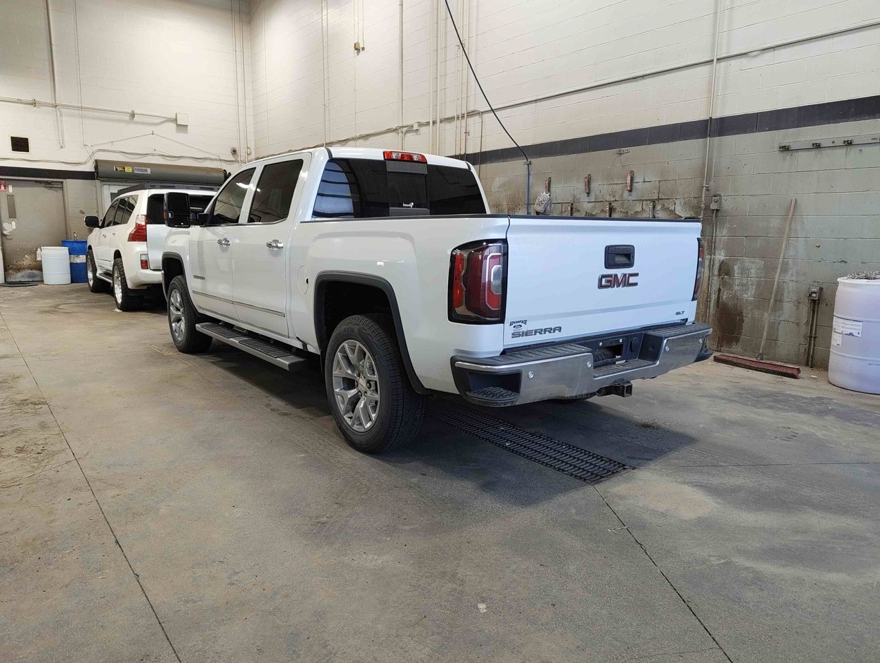 2017 GMC Sierra 1500 4WD Crew Cab 143.5 SLT White Sherwood Park - photo #4