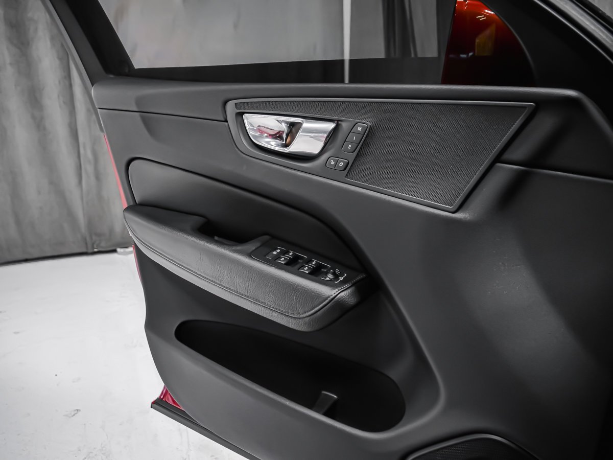2018 Volvo XC60 T6 MOMENTUM CLIMATE VISION Red Montreal - photo #8