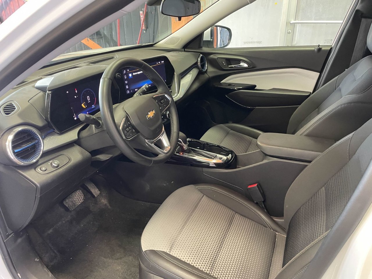 Chevrolet Trax LT *SIÈGES CHAUFF* REG ADAPT CARPLAY WIFI USB 2025 Blanc Saint-Jérôme - photo #2