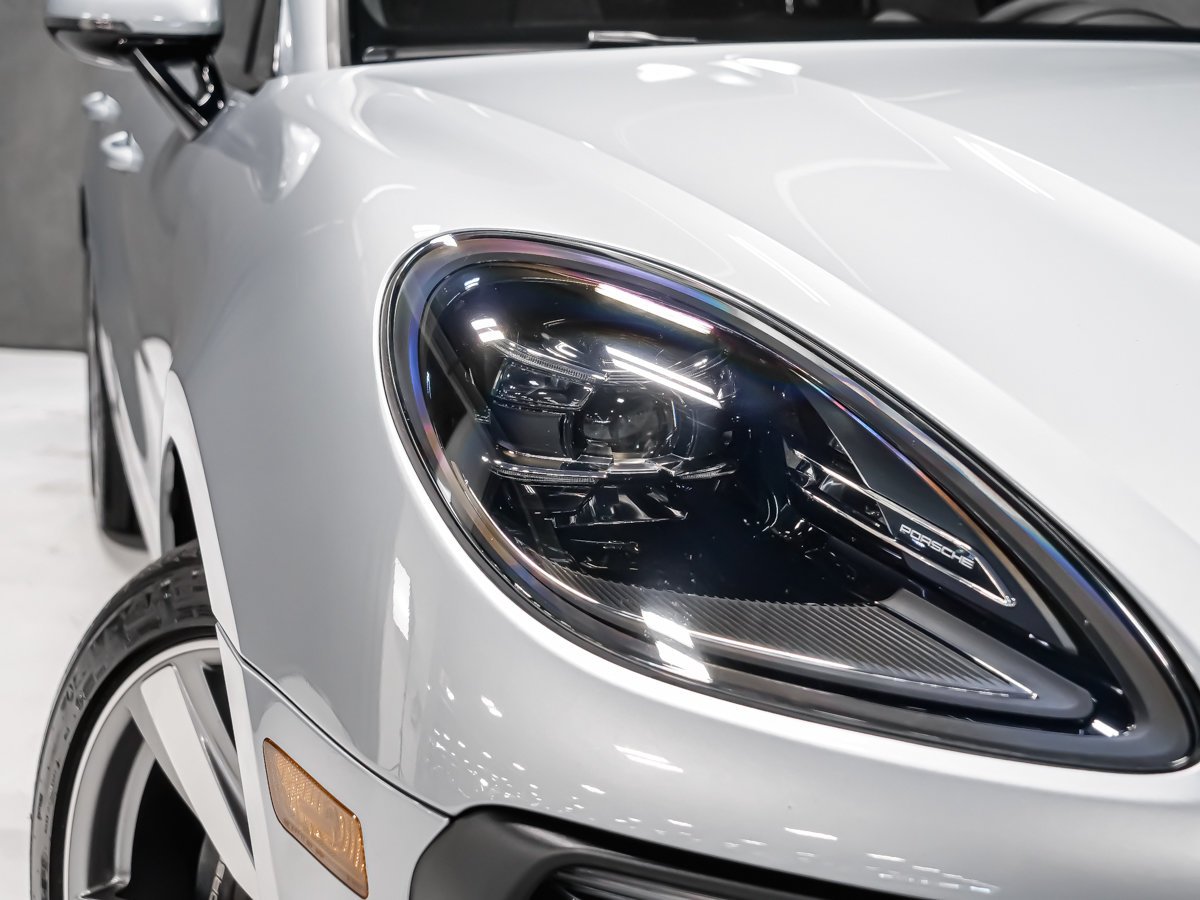 2025 Porsche Macan T Black Montreal - photo #10