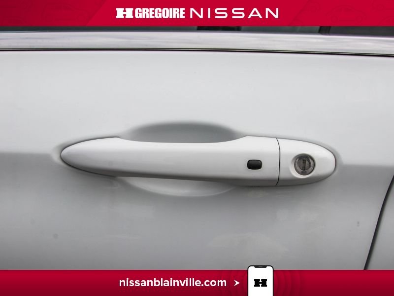 2015 Chrysler 200 White Laval - photo #23