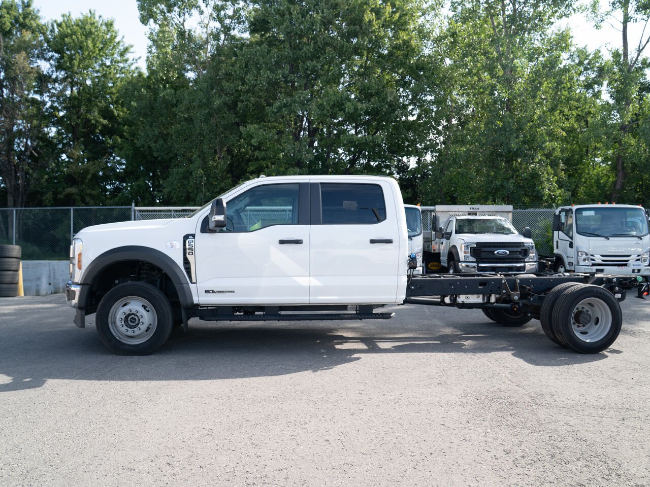Ford Super Duty F-550 DRW XL 4WD Crew Cab 203" WB 84" CA 2024 Blanc Kirkland - photo #1