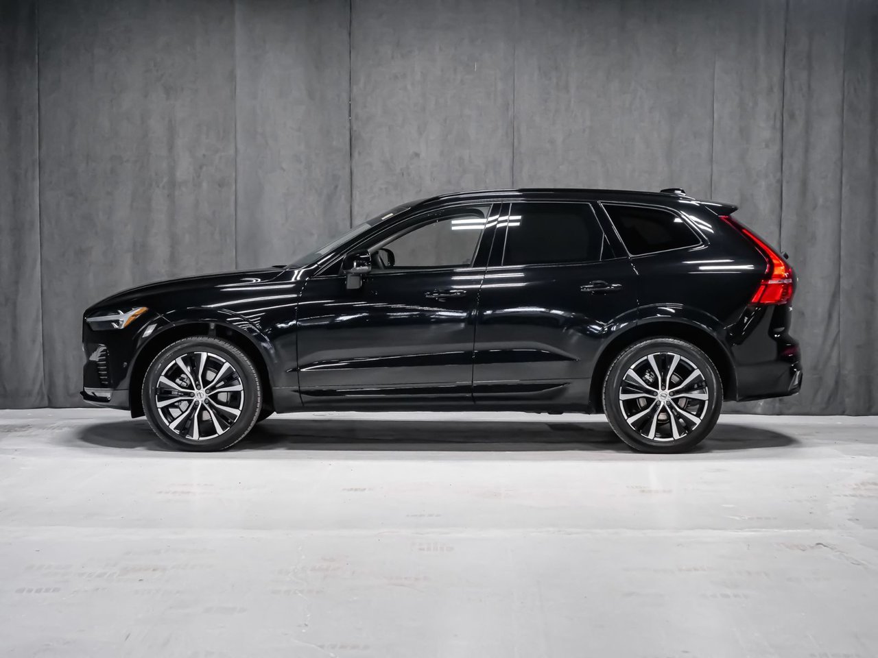 Volvo XC60 B5 PLUS DARK CLIMATE 2025 Noir Montréal - photo #2