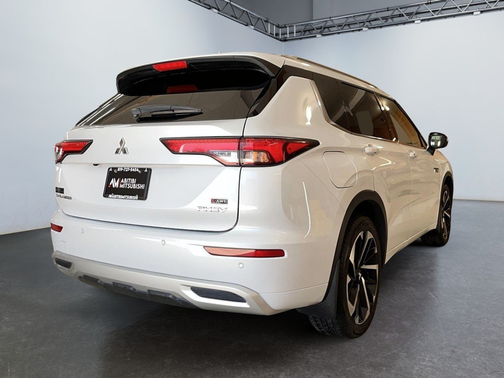 2023 Mitsubishi OUTLANDER White Amos - photo #6