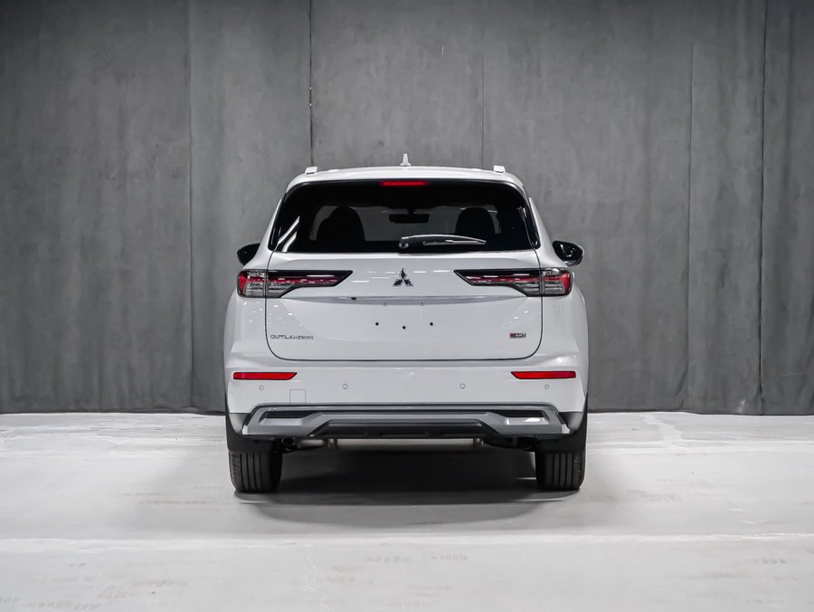 2026 Mitsubishi Outlander SE White Diamond